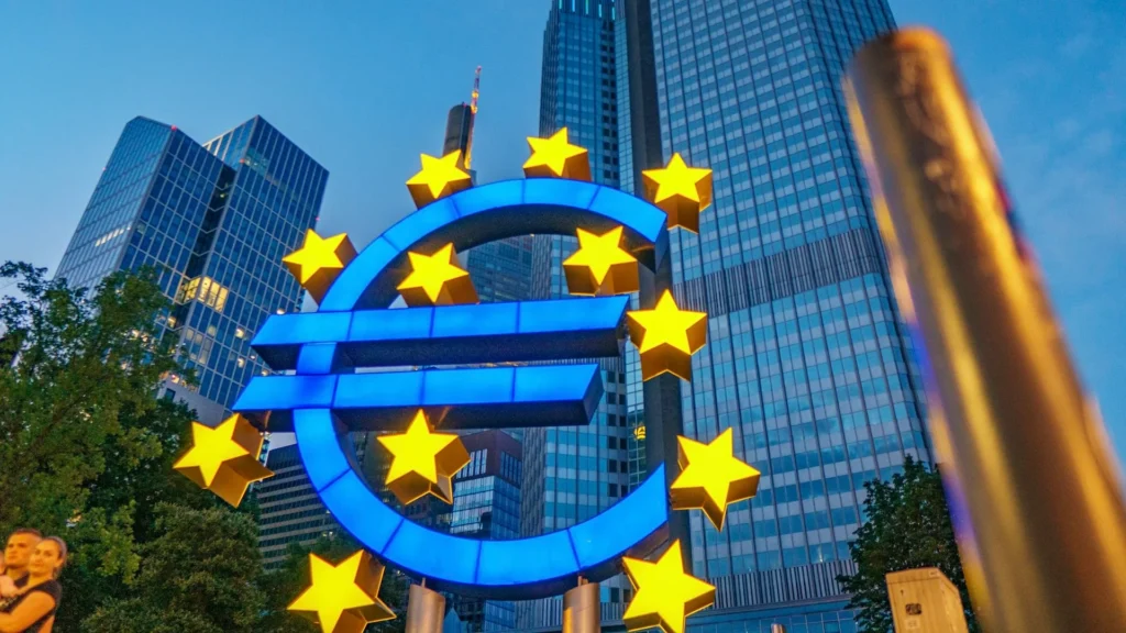 Большой знак евро перед небоскребами