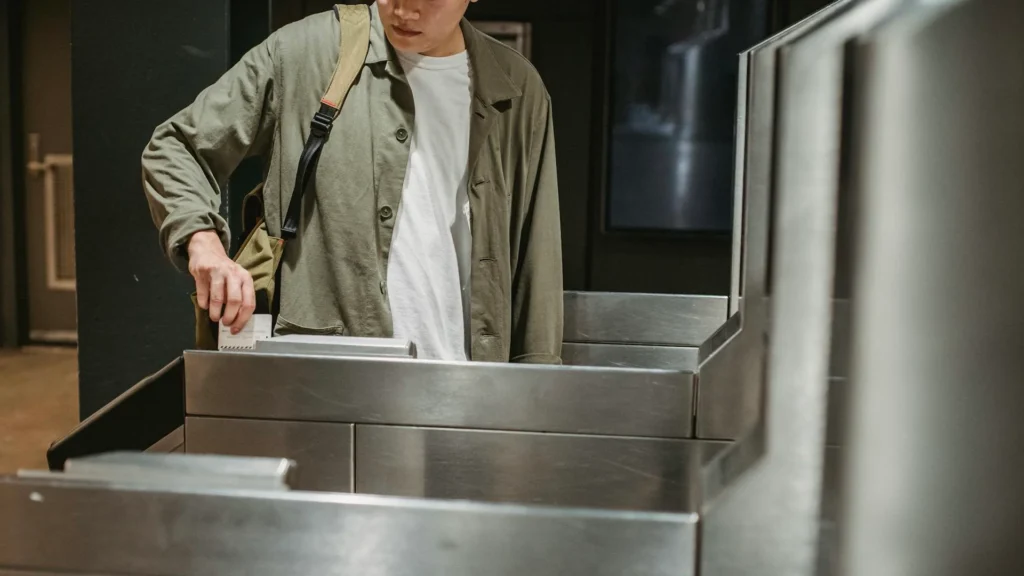 Молодой человек проходит пограничный контроль