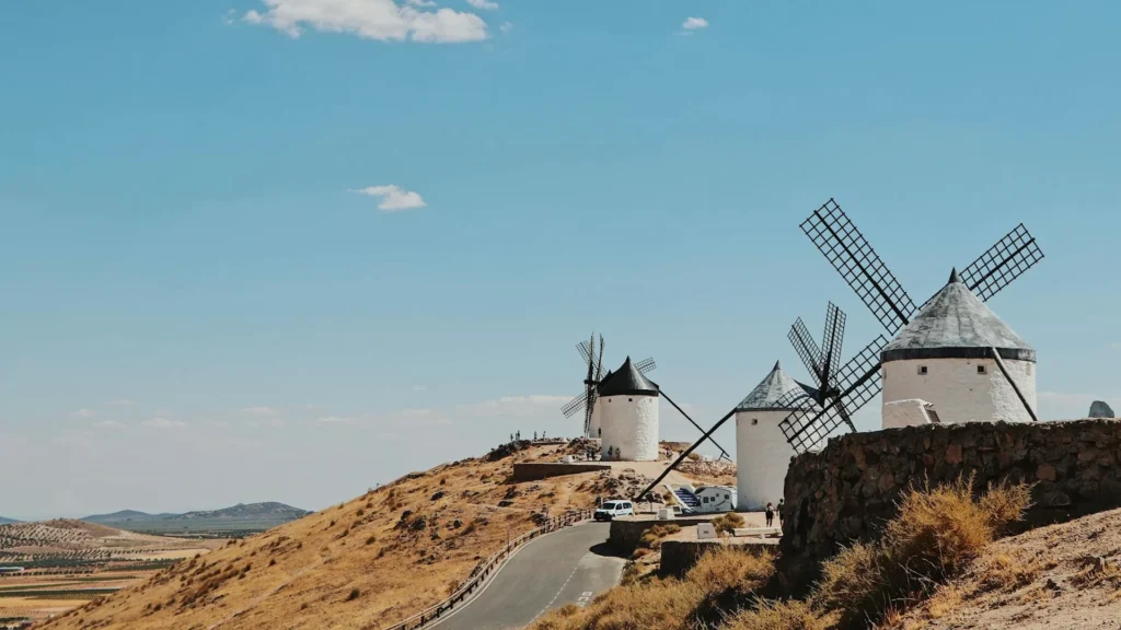 Белые мельницы Ла-Манчи в поле