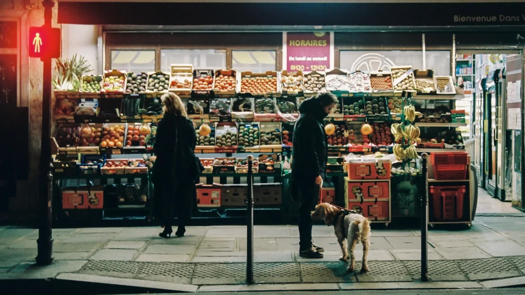 Уличный магазин продуктов, женщины с собакой