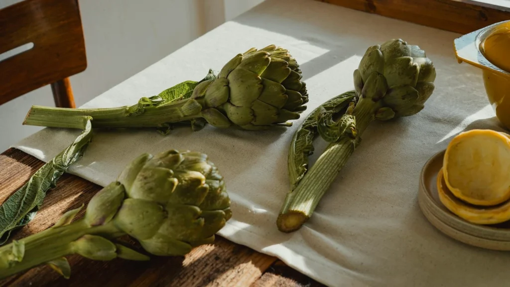 три артишока лежат на столе