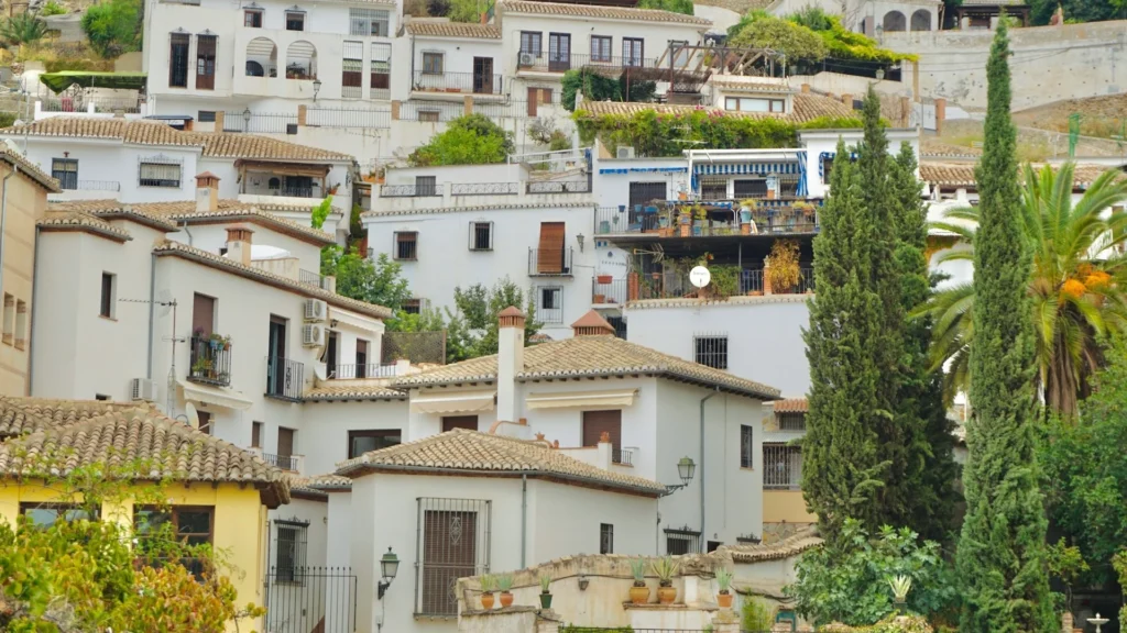 Ряды традиционных белых домов в испанской деревне