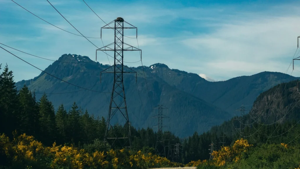 Электропровода на фоне гор