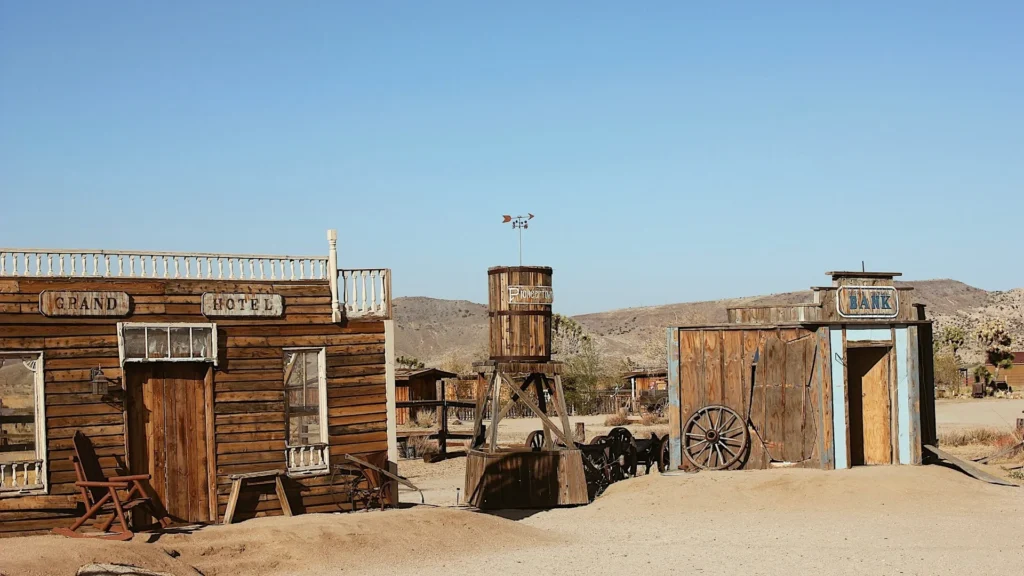 парк в стиле вестерна, шаткие деревянные постройки в пустыне