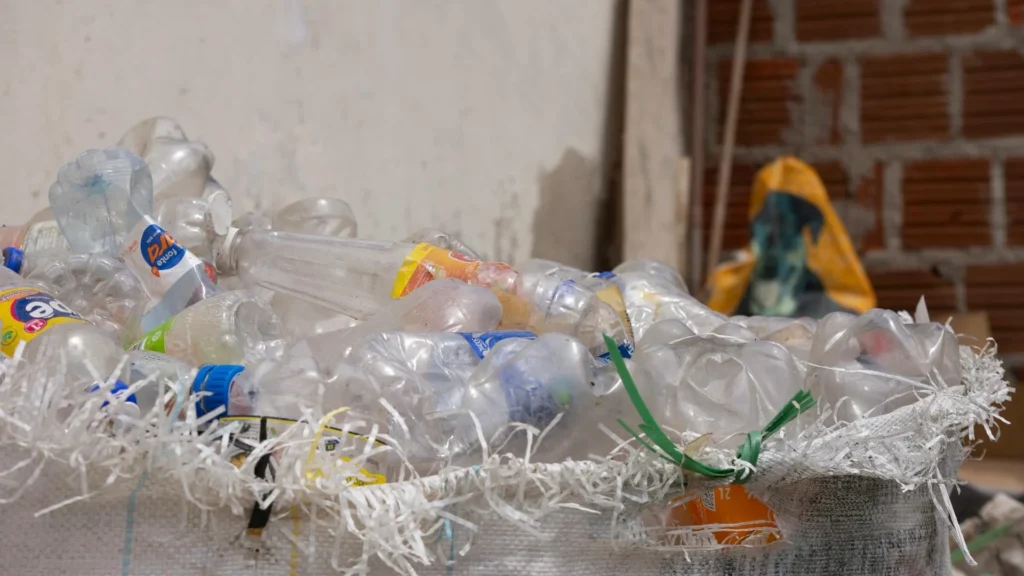 пластиковая упаковка? пластиковые бутылки