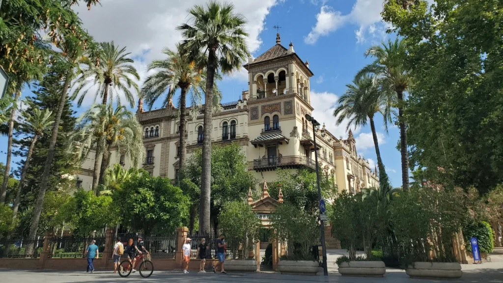 Историческое здание в центре Севильи среди пальм