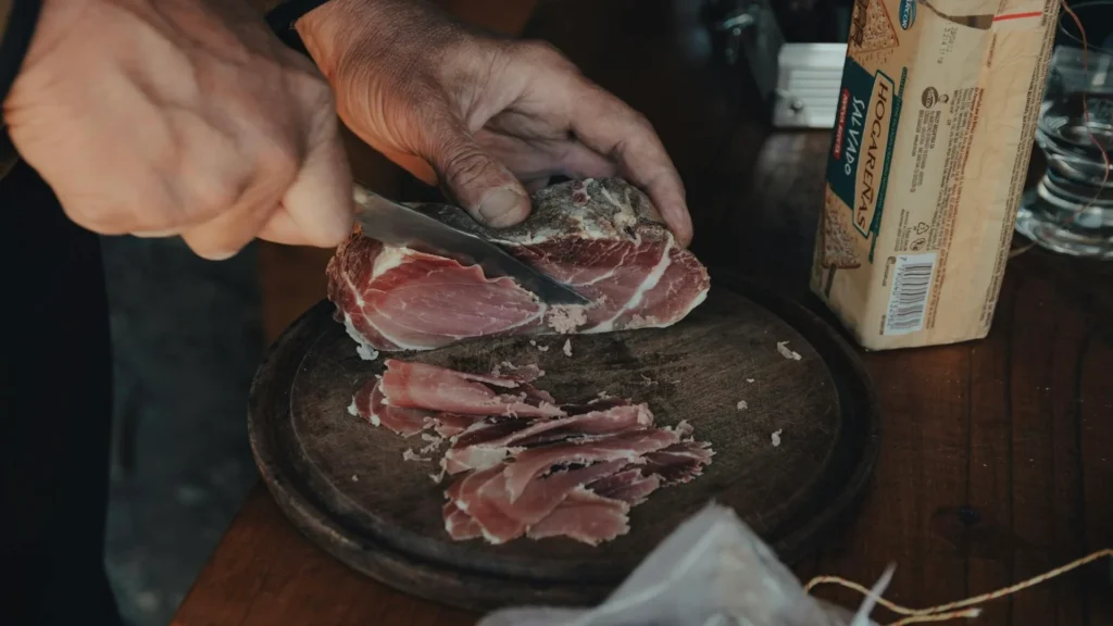 человек режет мясо