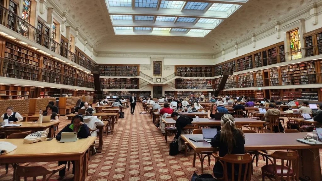 Студенты занимаются в библиотеке