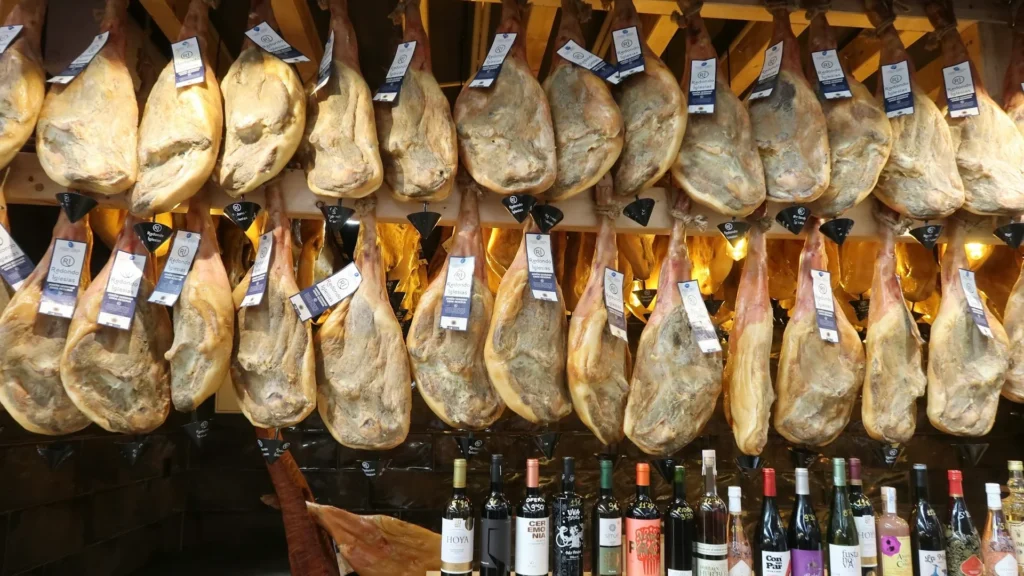 Ноги хамона висят в винном магазине