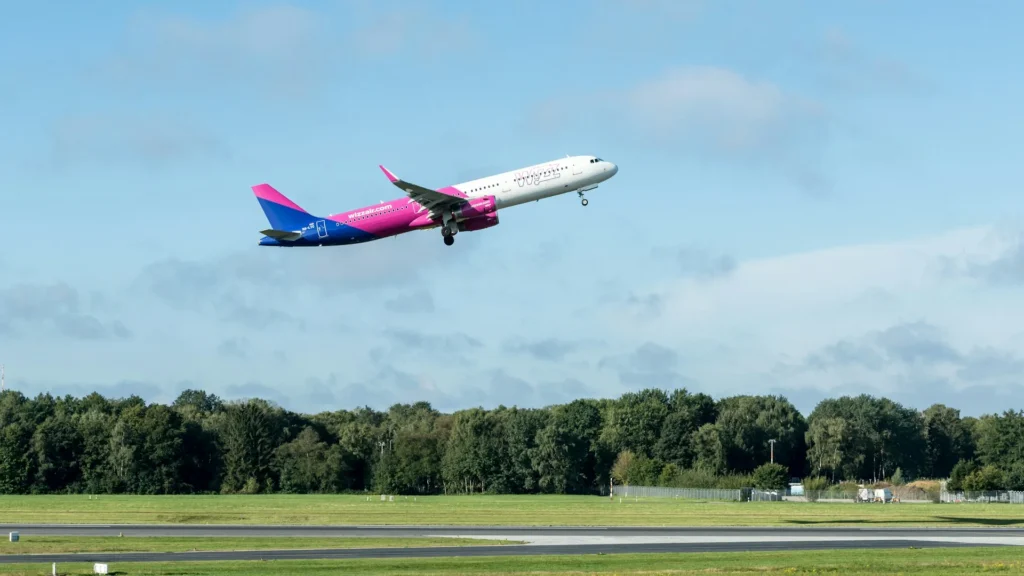 самолет компании wizz air на взлете