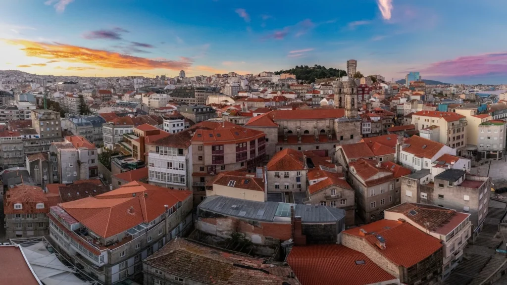 Вид на испанский город Виго с высоты птичьего полета, крыши домов