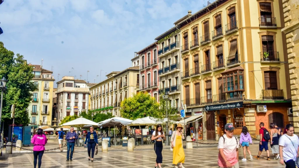 Старый город Гранады, туристы