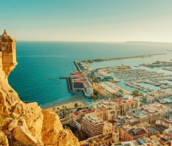 вид на Аликанте и море с высоты птичьего полета