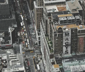 Ряды небоскребов и домов Манхэттена