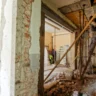Строители ремонтируют квартиру
