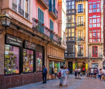 Исторические здания на улице в Бильбао