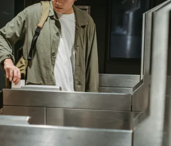 Молодой человек проходит пограничный контроль