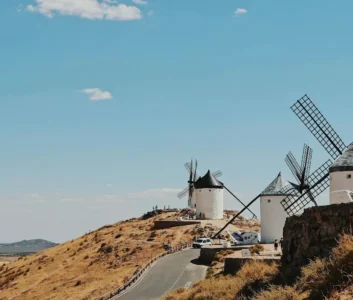 Белые мельницы Ла-Манчи в поле