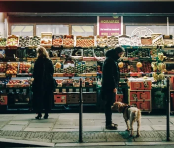 Уличный магазин продуктов, женщины с собакой