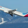 Самолет Eurowings на взлете на фоне гор