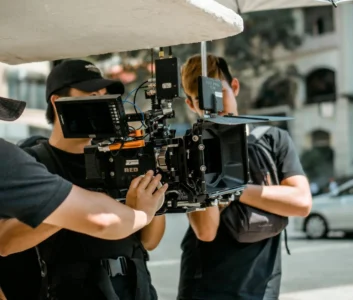 съемочная команда подготавливает камеру