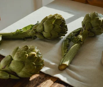 три артишока лежат на столе