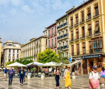 Старый город Гранады, туристы