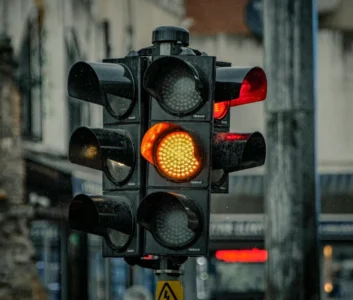 Светофор с красным и желтым огнями