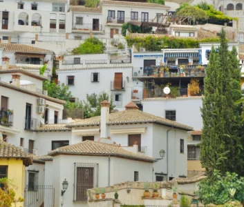 Ряды традиционных белых домов в испанской деревне