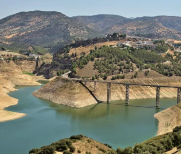 Поселок в предгорьях у реки, мост