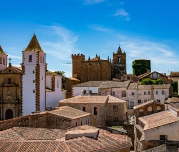 Вид на старый город Касереса