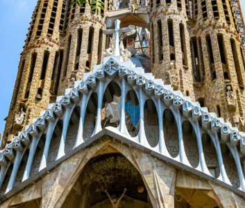 Часть храма Сагада Фамилия с крестом