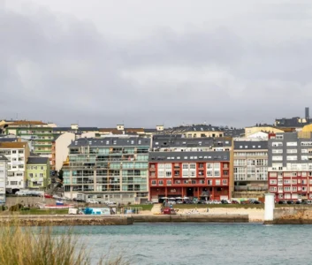 Жилые дома у реки