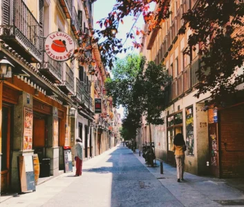 Улица в Мадриде осенью, солнечный день