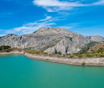 Река на фоне гор