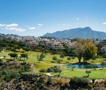 Вид на люксовую застройку в горах