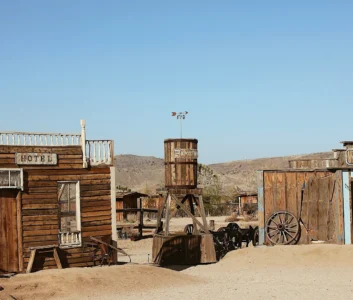 парк в стиле вестерна, шаткие деревянные постройки в пустыне