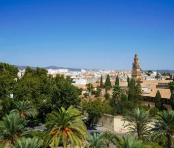 Вид на Кордову, парк на первом плане