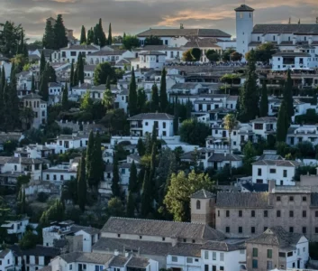 Ряды белых домиков в испанской деревне