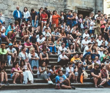 Толпа людей на лестнице у замка