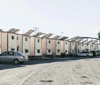 мобильные дома в ряд, автомобили