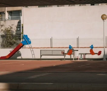 Качели для детей на пустой игровой площадке