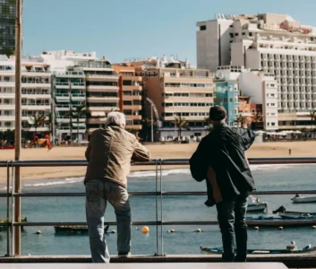 два пенсионера на променаде