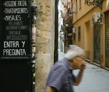 пожилой мужчина идет по испанской улице