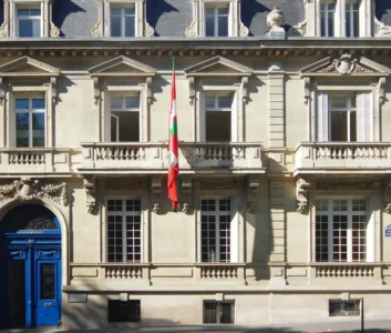 Правительственное здание с флагом Страны Басков