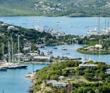 Южные острова с яхтами, пришвартованными