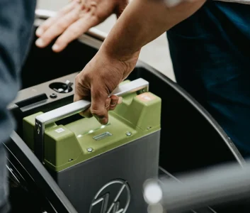 Seat и Cupra открыли завод по сборке батарейных систем в Испании