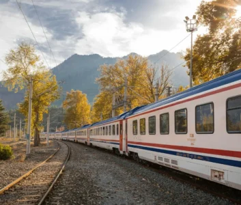 Поезд на железной дороге в горах, осень