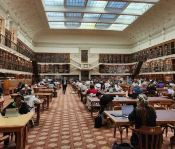 Студенты занимаются в библиотеке