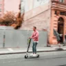 Испания откладывает введение обязательного страхования электросамокатов.